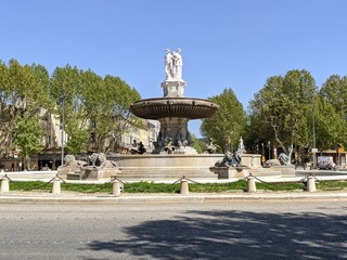 Rue de Aix en Provence avec ses battisses et maisons proven&ccedil;ale, proche de la fontaine de la rotonde et de la place d'albertas puis cours mirabeau, bloqu&eacute; par le confinement du corona virus