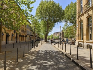 Rue de Aix en Provence avec ses batisses et maisons provençale, proche de la fontaine de la...