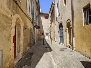 Fototapeta na wymiar Rue de Aix en Provence avec ses batisses et maisons provençale, proche de la fontaine de la rotonde et de la place d'albertas, saison estivale bloqué par le confinement du corona virus
