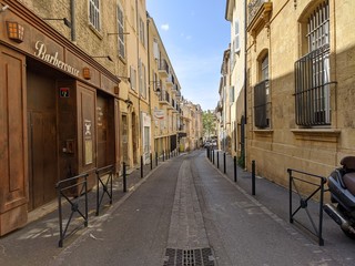 Rue de Aix en Provence avec ses batisses et maisons provençale, proche de la fontaine de la...