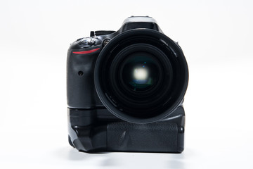 Fototapeta premium Camara réflex fotográfica negra sobre fondo blanco de frente