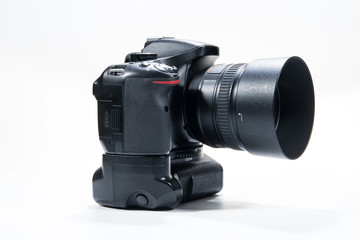 Camara réflex fotográfica negra sobre fondo blanco de perfil