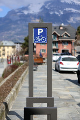 Panneau indiquant un emplacement de parking pour vélos. Saint-Gervais-les-Bains. Haute-Savoie....
