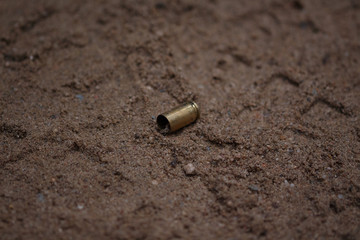 9mm Hülse im Sand eine Heiße Spur