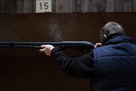 Mann schie&szlig;t Flinte