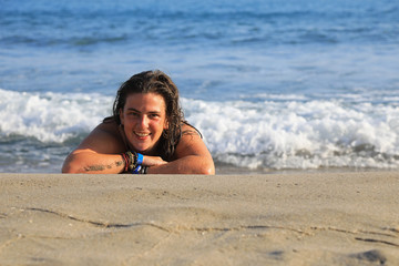 mujer joven sonriente bañandose en la playa toples almería 4M0A6246-as20