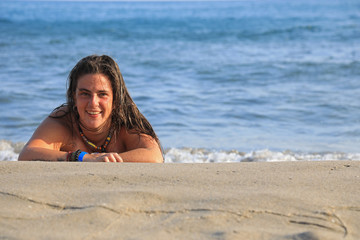 mujer joven sonriente bañandose en la playa toples almería 4M0A6263-as20
