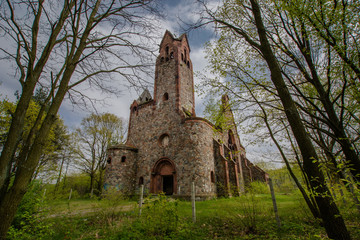 Fototapeta na wymiar Opuszczony kościół w Pisarzowicach