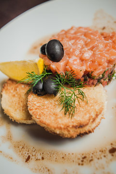 salmon tartar steak with toast