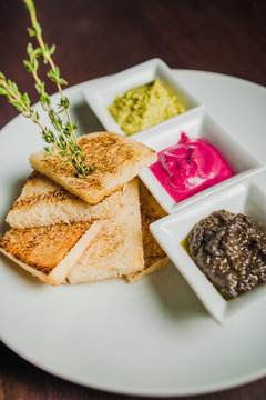 toast with horseradish, garlic butter and aubergine paste