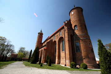 Stary, obronny kościół z czerwonej cegły  - obrazy, fototapety, plakaty