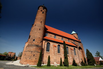 Stary, obronny kościół z czerwonej cegły 