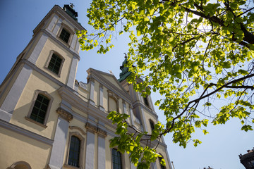 Widok na fasadę starego kościoła w słoneczny dzień © Fotoforce