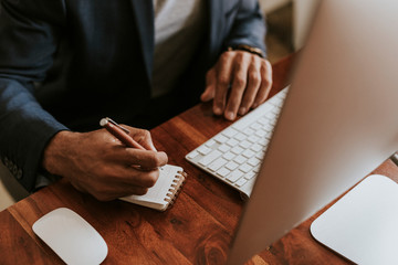 Obraz premium Businessman working at his desk
