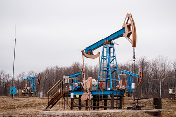Obraz premium Green Oil pump oil rig energy industrial machine for petroleum crude. oil crisis. Russia pumps oil pollution.