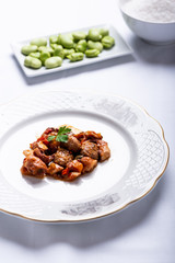 albóndigas con pulpo y patatas en salsa servidas en un plato blanco