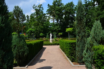 Fototapeta na wymiar statue of a girl in the park