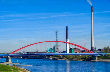 Rhein, Brücke und Industrielandschaft in Duisburg Hochfeld