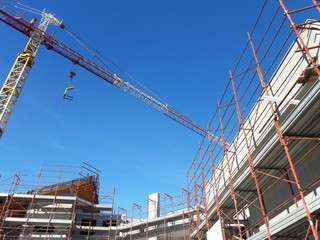 Lavori in corso nel cantiere edile in primavera - ripresa dei lavori
