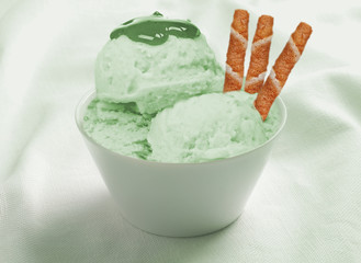 Ice Cream Mint in the ceramic white cup