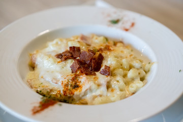 Close-up of macaroni and cheese top with bacon.