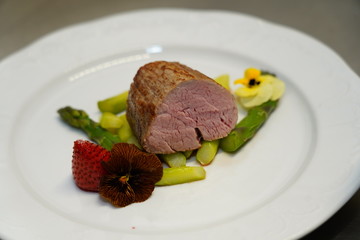 Beef fillet with gravy and vegetables. Fillet of mignon with spring asparagus. Immagine di un filetto di bistecca su un letto di asparagi e salsa