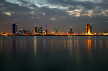 Obraz premium Bahrain skyline at twilight, HDR