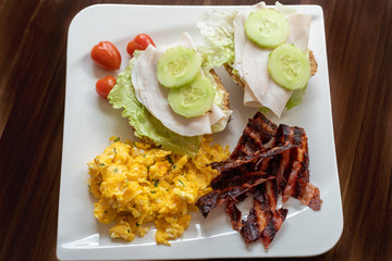 Low carb breakfast whit bacon and scrambled