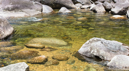 Fototapeta na wymiar Close up de rio com pedras