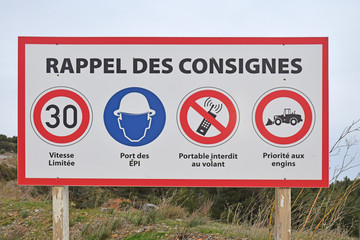 Panneau de chantier : vitesse limitée, carrière zone dangereuse, portable interdit, priorité aux...