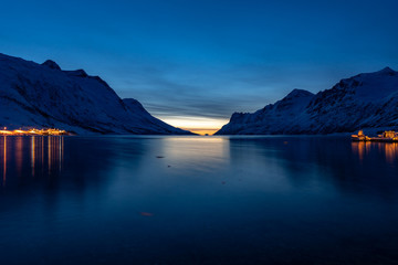 Fototapeta na wymiar Norweskie fjordy po zachodzie słońca, Ersfjordbotn