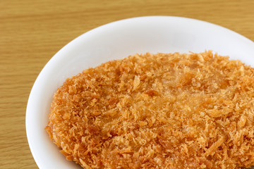 皿にのったハムカツ