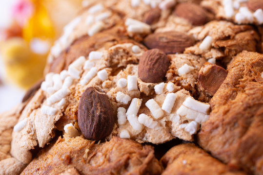 Particolare  della glassatura che ricopre la colomba dolce  pasquale