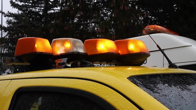 Luces de emergencia de color naranja o rotativos encendidos en el techo de  ambulancias, un d&iacute;a lluvioso 