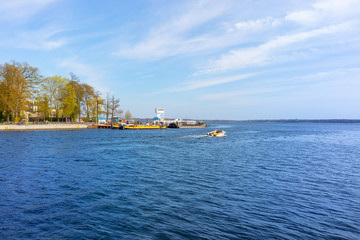 Berlin Friedrichshagen Ufer Müggelsee im Frühling Beobachtungsturm Seebad Wassersport Köpenick Koepenick Ufer Seeufer Motorboot Urlaub Ferien Freizeit Müggelpark grünes Berlin Berliner Gewässer 