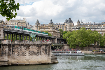 Naklejka premium Metro passing by on Bridge Bir Hakeim, Paris/France