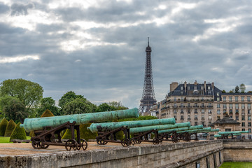 Fototapeta premium Canons at the Military Museum in Paris/France, the Eiffel tower in the background