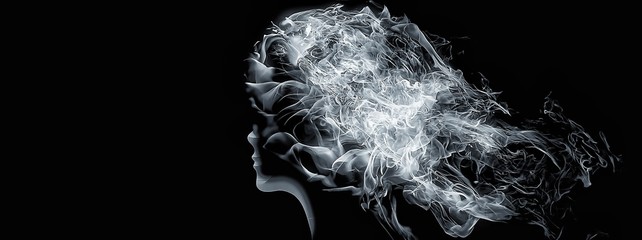 煙で描いた抽象的な女性の横顔