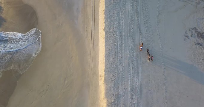 Vista desde drone cabalgata en la playa