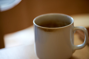 使い古したマグカップ・茶渋・テーブル