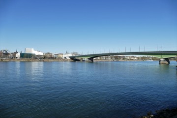 Panorama mit Oper und Kennedybrücke in Bonn am Rhein