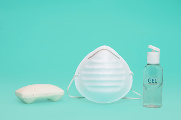 Kit de limpieza y cuidado contra el covid 19 o coronavirus que incluye una mascarilla,un gel...