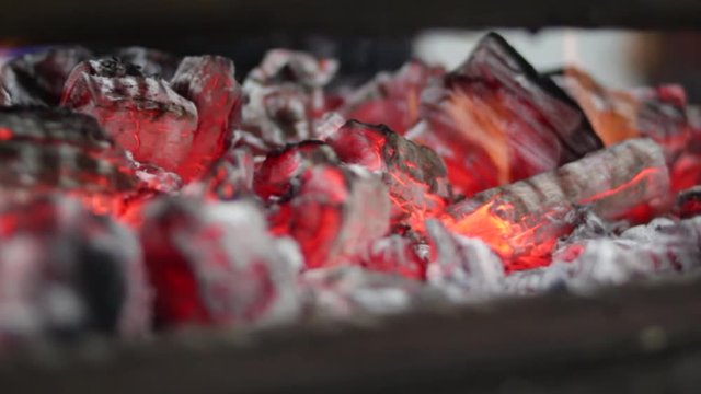 Carb&oacute;n encendido