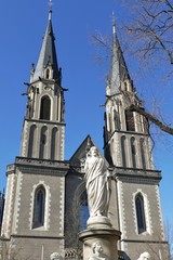 Stiftskirche mit Figur am Christusbrunnen in Bonn am Rhein