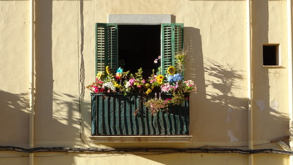 balcon con flores vacío