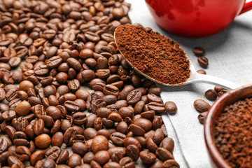 Fototapeta premium Coffee beans and powder on table
