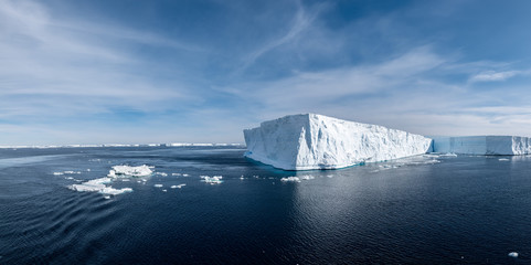 Tabular Icebergs in the Weddell Sea - obrazy, fototapety, plakaty