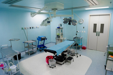 The operating room in the hospital with all the equipment in white and blue.