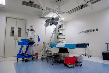 The operating room in the hospital with all the equipment in white and blue.