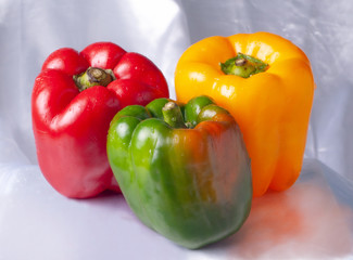 vegetales pientos de colores sobre fondo blanco